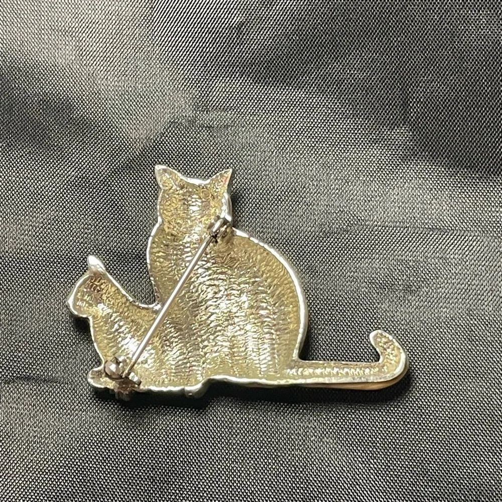 Charming cat with kitten enamel vintage brooch.
